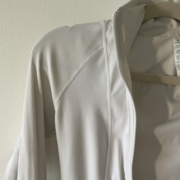 Lululemon White Nulu Hoodie size 4 great condition - Picture 2 of 6